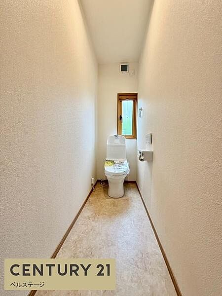 窓から自然光が差し込む明るいトイレです。洗面台を備えており、手洗いまでスムーズに行える使い勝手の良い空間。窓による換気のしやすさも魅力です。