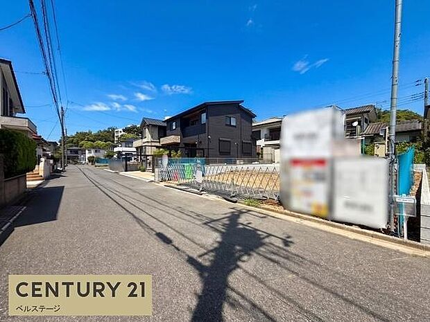 広々ゆとりある前面道路で出入りもスムーズ