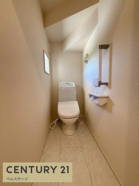 2階にもトイレを設けているため、夜間や朝の身支度など、1階まで降りる手間を軽減できます。家族がそれぞれの階で過ごす時間が増えても使いやすく、忙しい朝にも便利な設備です。