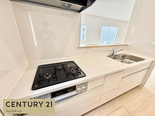 毎日の料理や片付けをする場所だからこそ、実際の暮らしを重ねて考えたい空間。朝食やお弁当づくり、夕食の準備、休日の料理まで、家族の食卓を囲む姿を思い浮かべながら使い方を想像できます。