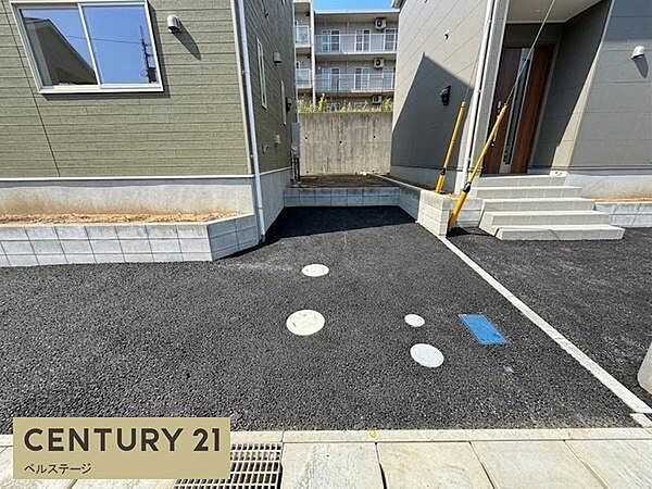 毎日の通勤や買い物、家族の送迎など、車を使う暮らしを支える駐車スペース。敷地内での車の動きや玄関までの距離も確認しやすく、入居後の生活を具体的にイメージしながら検討できます。
