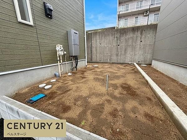 ゆったりとした広さの庭があり、住まいに開放感を与えてくれます。植栽や芝生が配され、四季の移ろいを身近に感じながら、庭での時間を楽しめる住環境です。