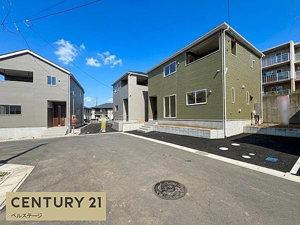 住宅街の中にありながら、道路幅にゆとりを感じられる前面道路。周囲も整った街並みで、毎日の車移動や外出も快適にこなせそうな住環境です。