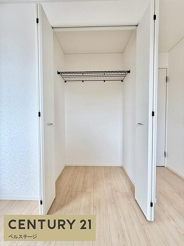 収納力のある押入れで、布団や衣類、季節用品などをまとめて整理できます。棚の上下を使い分けることで収納効率も高まり、荷物をすっきり片付けながら居室を広く使えるのが魅力です。