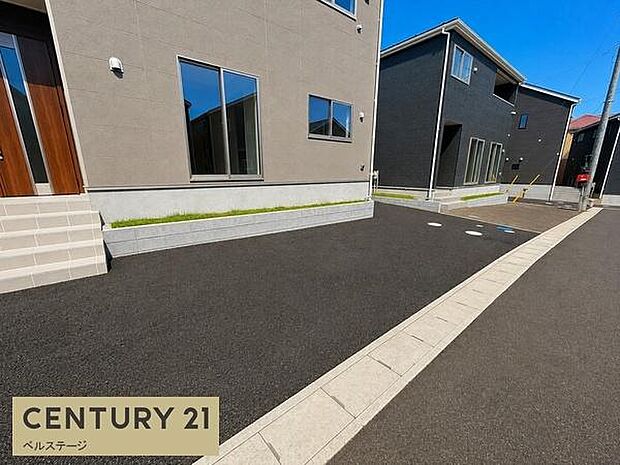 敷地内には駐車スペースを確保!複数台所有のご家庭にも使いやすく、来客時にも対応しやすいゆとりあるスペースが安心ですね。