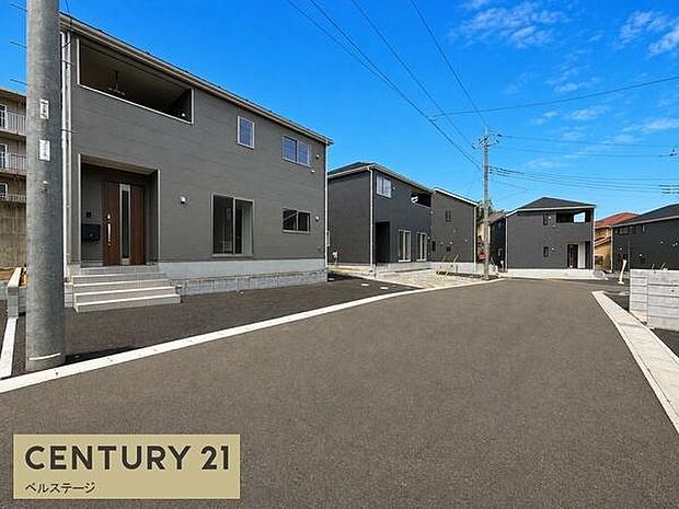 ゆとりある前面道路!車の出し入れもしやすく毎日のお買物や通勤にも便利な立地!駐車もしやすいです!