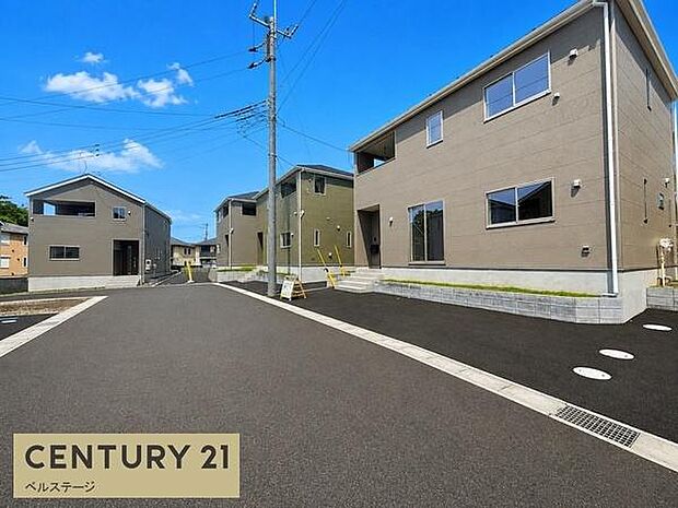 住宅街の中にありながら、道路幅にゆとりを感じられる前面道路。周囲も整った街並みで、毎日の車移動や外出も快適にこなせそうな住環境です。