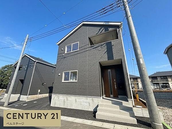 屋根や窓のバランスがよく、すっきりとした印象に仕上がった外観です。家族を迎える玄関まわりが整い、住まいへの愛着を持ちやすい空間です。住まいへの愛着を持って暮らせる外観です。