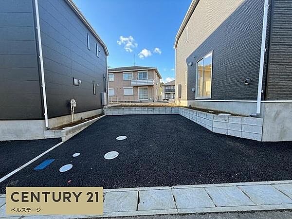 広々とした敷地内の駐車スペースは、複数台の駐車にも対応できそうなゆとりが魅力。玄関までの動線もスムーズで、荷物の出し入れや来客時にも使いやすいスペースです。