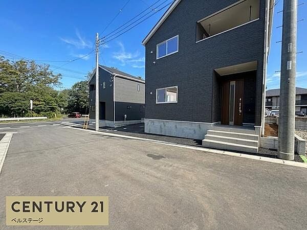 歩行者との動きも確認しやすく、家族の通勤や通学を考える材料になります。道路の状況を事前に把握でき、毎日の車利用に必要なポイントを確認できます。