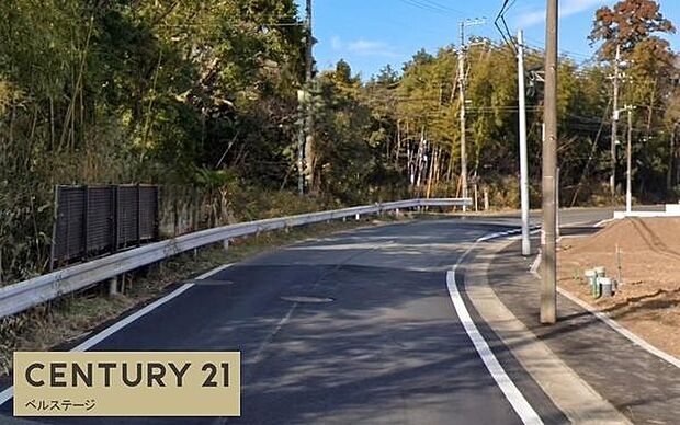 車庫への進入まで含めて確認でき、毎日の車利用のしやすさを感じられます。特に入居後の一日の流れの使い方まで考えると、日常生活の中で便利さを感じられそうです。