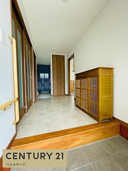住まいに入って最初に目にする玄関も、木の質感を活かした落ち着きのある空間。すっきりとしたデザインで圧迫感がなく、家族やゲストを気持ちよく迎えられる玄関です。