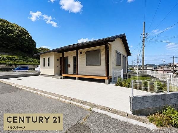 敷地内には駐車スペースを確保しており、日常の車移動もスムーズ。複数台所有のご家庭にも使いやすく、来客時にも対応しやすいゆとりあるスペースが魅力です。