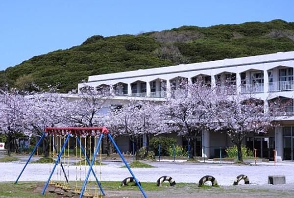 君津市周西の丘小学校まで929m
