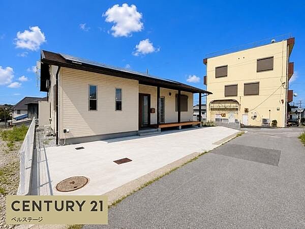 閑静な住宅街で子育ても安心の住環境です。お子様の登下校や毎日の送り迎えも安全な好立地です。見通しもよく車通りも少ないので安心です！新築住宅で新しい生活を快適にスタートできます。