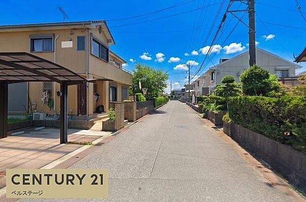 前面道路が広く前方に遮るものがないため、陽当り・通風ともに恵まれた開放的な現地!小さなお子様がいるご家庭も安心して暮らせる落ち着いた住環境です。開放的な住まいを、ぜひ実際の現地写真でご覧ください。