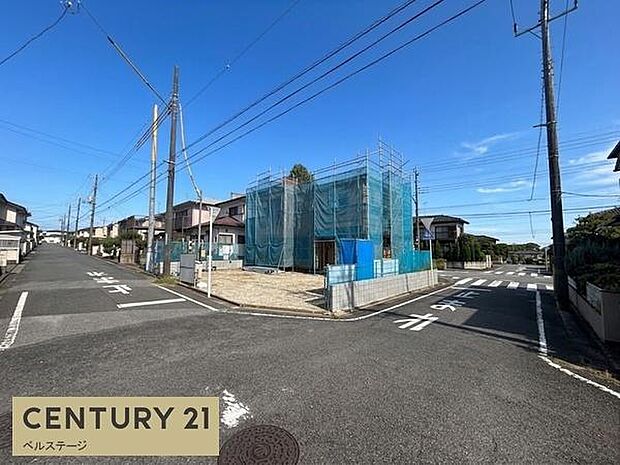 住まい選びでは建物だけでなく、前面道路の状況も大切なポイント。道路幅や接道状況、駐車場との位置関係を確認することで、車を使う毎日の暮らしをより具体的にイメージできます。