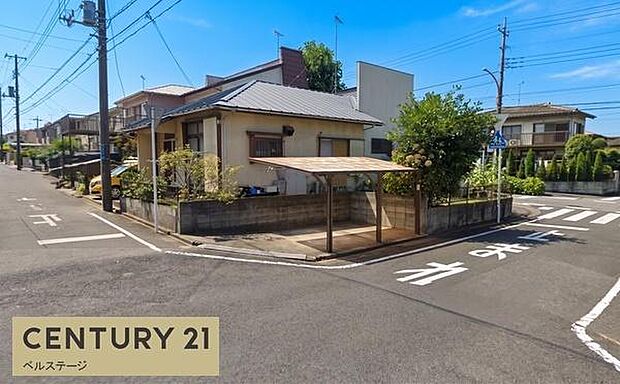 前面道路の幅員が分かりやすく、敷地への出入りを具体的にイメージできます。駐車場との位置関係も合わせて確認することで、毎日の車の出し入れや乗り降りのしやすさを考えやすくなります。