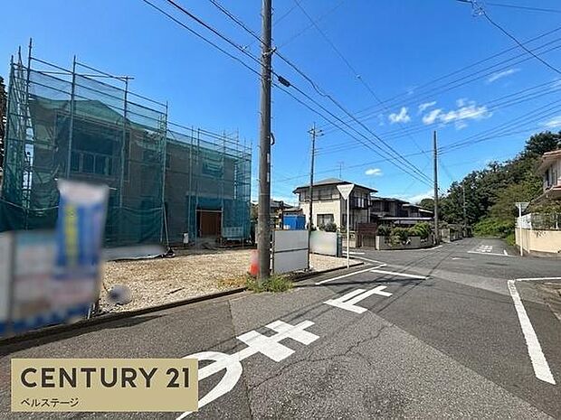 前面道路の幅員が分かりやすく、敷地への出入りを具体的にイメージできます。駐車場との位置関係も合わせて確認することで、毎日の車の出し入れや乗り降りのしやすさを考えやすくなります。