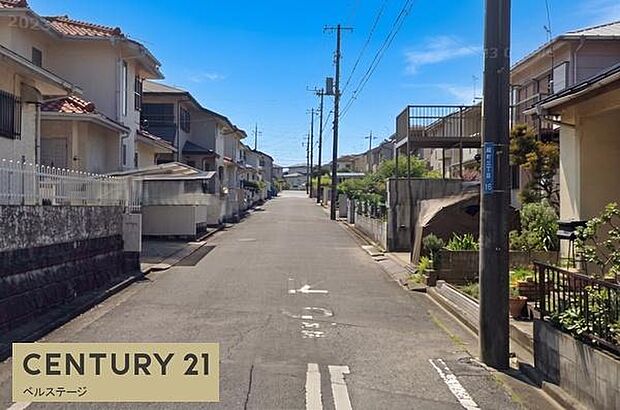 住まい選びでは建物だけでなく、前面道路の状況も大切なポイント。道路幅や接道状況、駐車場との位置関係を確認することで、車を使う毎日の暮らしをより具体的にイメージできます。