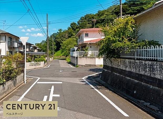閑静な住宅街で子育ても安心の住環境です。お子様の登下校や毎日の送り迎えも安全な好立地です。見通しもよく車通りも少ないので安心です！新築住宅で新しい生活を快適にスタートできます。