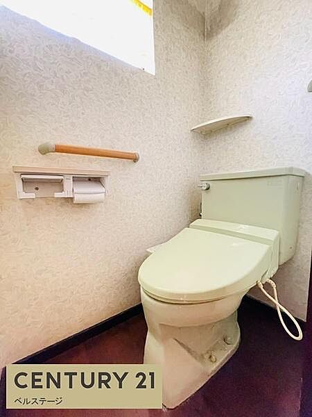 明るく清潔感のあるトイレで、落ち着いて使える空間です。便器まわりにもゆとりがあり、掃除の際にも動きやすそうな造り。毎日の使用だけでなく、お手入れのしやすさも考えたいポイントです。