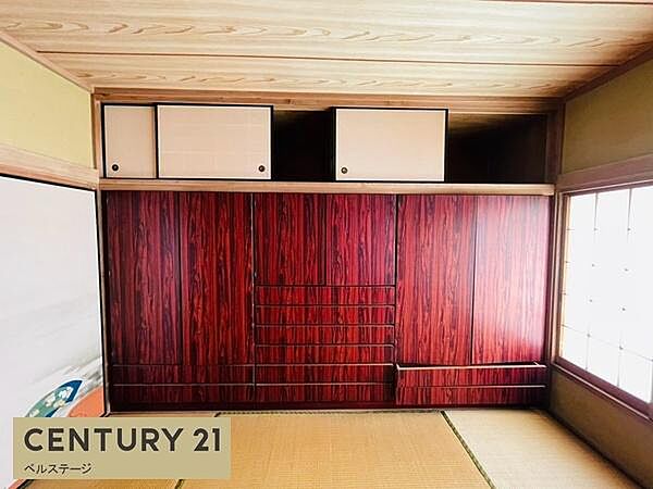 壁一面に棚を設けた収納スペースで、日用品や衣類、季節物などを整理しやすい設計。収納する物に合わせて使い分けができ、居室をすっきり保てます。十分な収納力で暮らしやすさを高めてくれます。