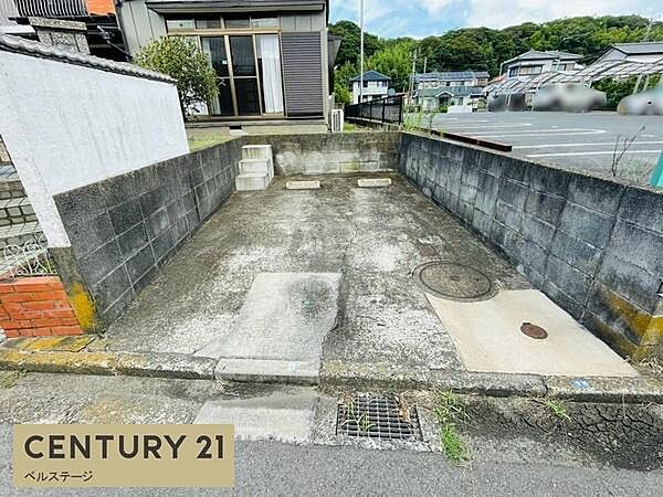 毎日の通勤や買い物、家族の送迎など、車を使う暮らしを支える駐車スペース。お車数台持ってる方には近隣に月極駐車場をご用意してるので安心。通勤通学にも便利な立地です！