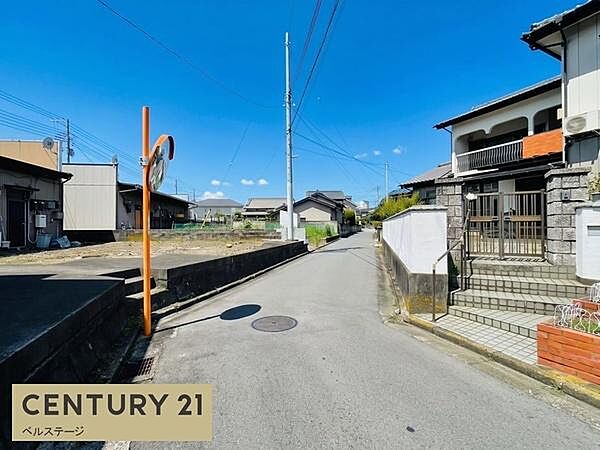 住まい選びでは建物だけでなく、前面道路の状況も大切なポイント。道路幅や接道状況、駐車場との位置関係を確認することで、車を使う毎日の暮らしをより具体的にイメージできます。