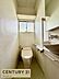 トイレ：窓から自然光が差し込む明るいトイレです。洗面台を備えており、手洗いまでスムーズに行える使い勝手の良い空間。窓による換気のしやすさも魅力です。