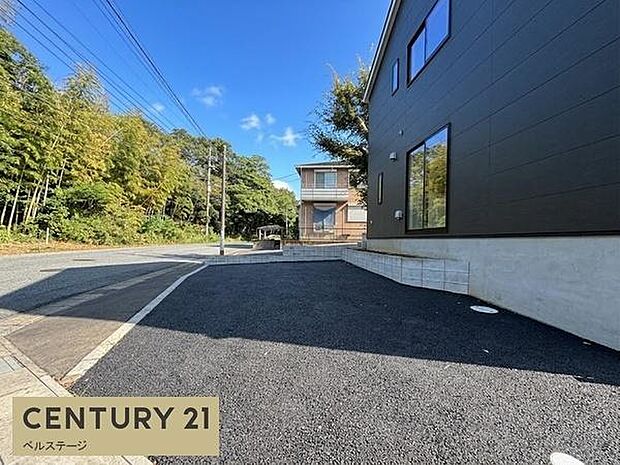 広々とした敷地内の駐車スペースは、複数台の駐車にも対応できそうなゆとりが魅力。玄関までの動線もスムーズで、荷物の出し入れや来客時にも使いやすいスペースです。