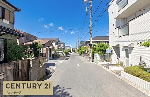 落ち着いた街並みに馴染む城を基調としたマンションの外観。前面道路から建物の位置や周辺環境を確認でき、住まいの雰囲気をイメージしやすい一枚です。