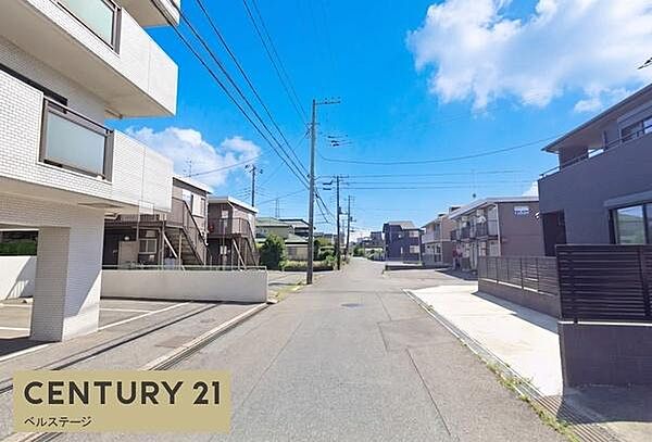 2沿線利用可で通勤通学に便利！スーパーやドラッグストアも近くにあり、住環境も良好。小中学校も徒歩圏内なので、子育て環境も整ってます。新生活をここでスタートしましょう。
