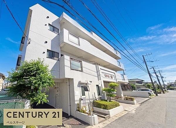 周辺の閑静な住宅街に溶け込みつつ、確かな存在感を放つ落ち着いたデザイン。地域に開かれた豊かな植栽と相まって、街並みの資産価値を高め、誰もが憧れるような住環境を創出しています。