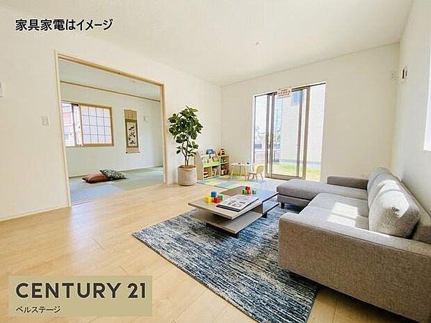 広々としたLDKは、家族が集まってゆったり過ごせる開放的な空間。木目調のフローリングが落ち着いた雰囲気を演出し、隣の洋室和室から室内を見渡しやすい間取りも魅力です。家具の配置を考えるのも楽しみです。