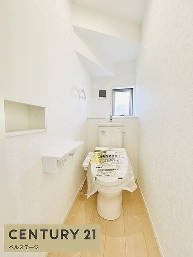 明るく清潔感のあるトイレで、落ち着いて使える空間です。便器まわりにもゆとりがあり、掃除の際にも動きやすそうな造り。毎日の使用だけでなく、お手入れのしやすさも考えたいポイントです。