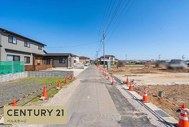 物件周辺の前面道路と接道状況を確認できる写真です。道路幅や周囲の建物配置、住宅街としての街並みを把握でき、実際の入居者目線で周辺環境を確認する際にも役立ちます。