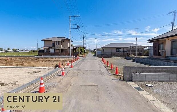 見通しが良く周辺の街並みも確認しやすい立地!お車での移動もしやすく、前面道路からスムーズに車の出し入れがしやすく安心です!!