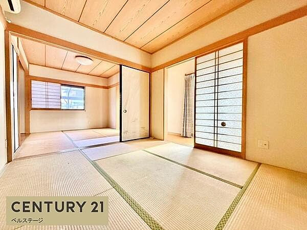 落ち着きある壁と木目が調和する畳部屋