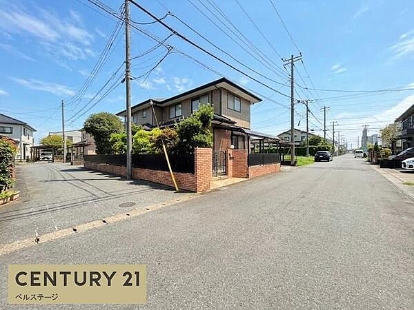 現地周辺は静かな住宅街で、落ち着いた雰囲気の街並み。実際に現地を訪れることで、写真だけでは分かりにくい周辺環境も確認できます。