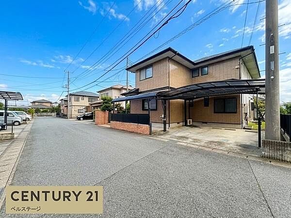 車のすれ違いや出入りを確認しやすく、日常の道路利用を考えられます。周辺環境と合わせて物件を確認でき、暮らしの利便性を具体的に考えられます。日々の移動を考えやすい道路環境です。