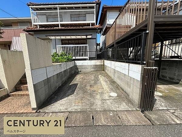 敷地内に駐車スペースを確保しており、車の出し入れもしやすい配置です。日常の買い物や通勤など、車を使うご家庭にも便利な駐車場です。