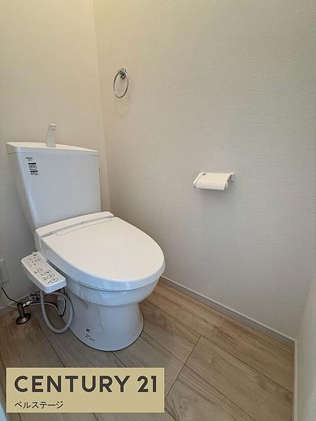 明るく清潔感のあるトイレで、落ち着いて使える空間です。便器まわりにもゆとりがあり、掃除の際にも動きやすそうな造り。毎日の使用だけでなく、お手入れのしやすさも考えたいポイントです。