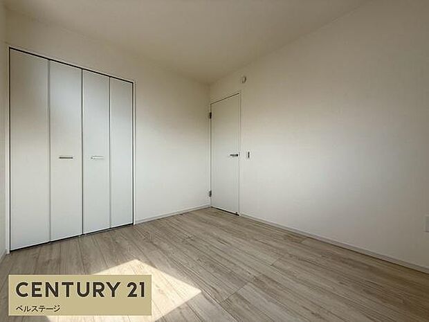 落ち着いた雰囲気の洋室は、寝室や子ども部屋など用途に合わせて活用できます。壁面収納を備え、室内をすっきり整えやすい空間です。