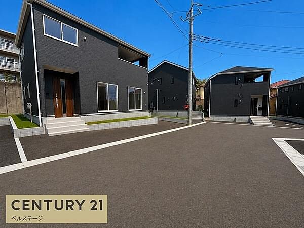 車庫への進入まで含めて確認でき、毎日の車利用のしやすさを感じられます。特に入居後の一日の流れの使い方まで考えると、日常生活の中で便利さを感じられそうです。