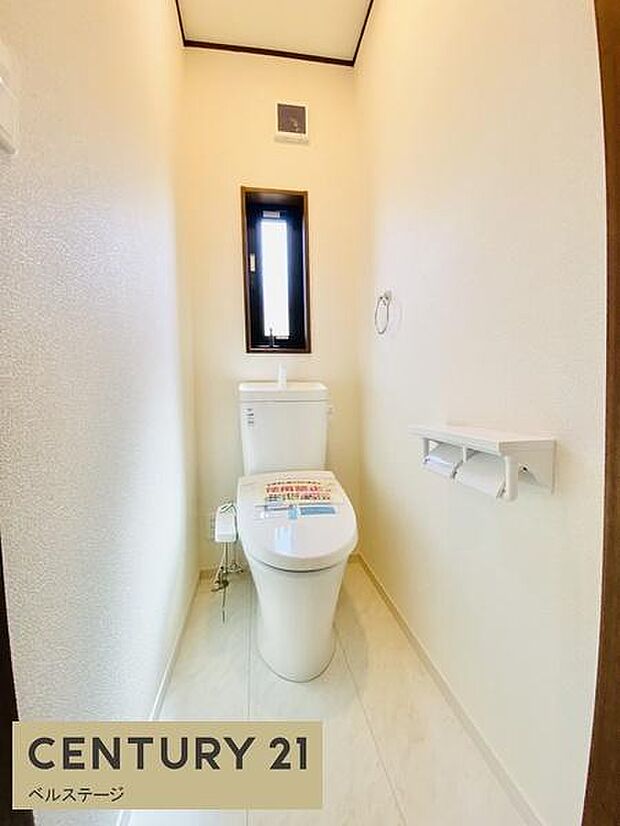 トイレは1階・2階とあり嬉しい!便器周りもゆとりがあり広くて良いのもオススメポイント!