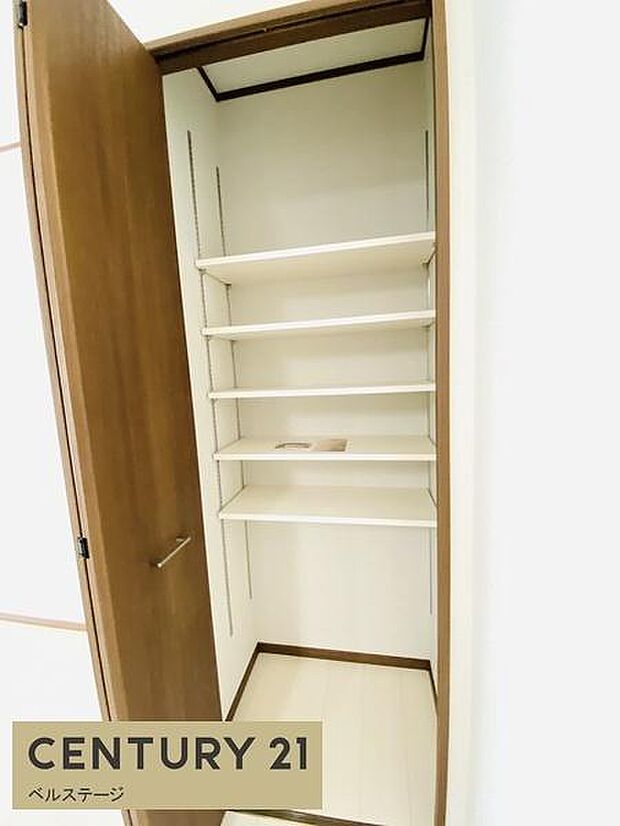 こんなところにも収納があり嬉しい!小物をしまえてお部屋がスッキリ整えられ清潔感を保てます!