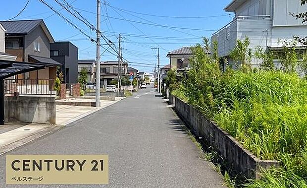 南側に面した前面道路!陽光を取り込み安く明るさと開放感を感じられる住環境でお家を建てられるのが楽しみになります!