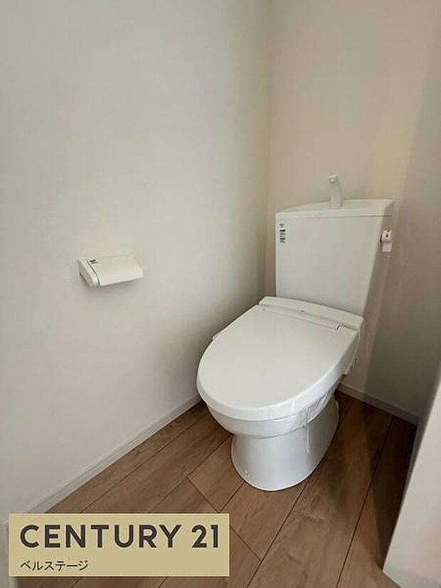 明るく清潔感のあるトイレで、落ち着いて使える空間です。便器まわりにもゆとりがあり、掃除の際にも動きやすそうな造り。毎日の使用だけでなく、お手入れのしやすさも考えたいポイントです。