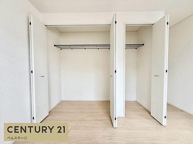 衣類やバッグなどをすっきり収納できるクローゼットを完備。お部屋に収納家具を置く必要を抑えられ、居室を広々と使えるのが魅力です。毎日の身支度もしやすく、整理整頓にも役立ちます。